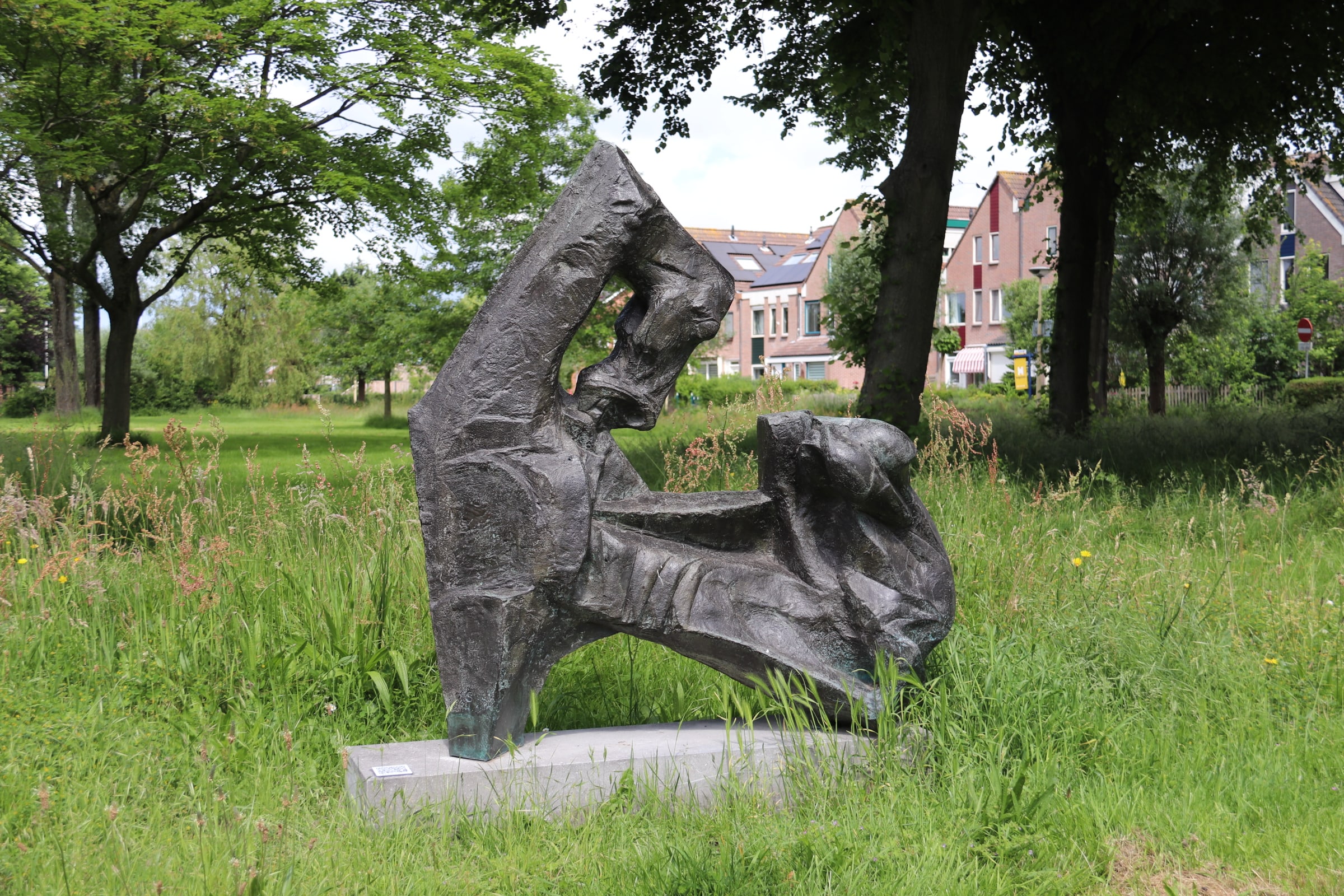 Een zijaanzicht van het ingekeerd paard