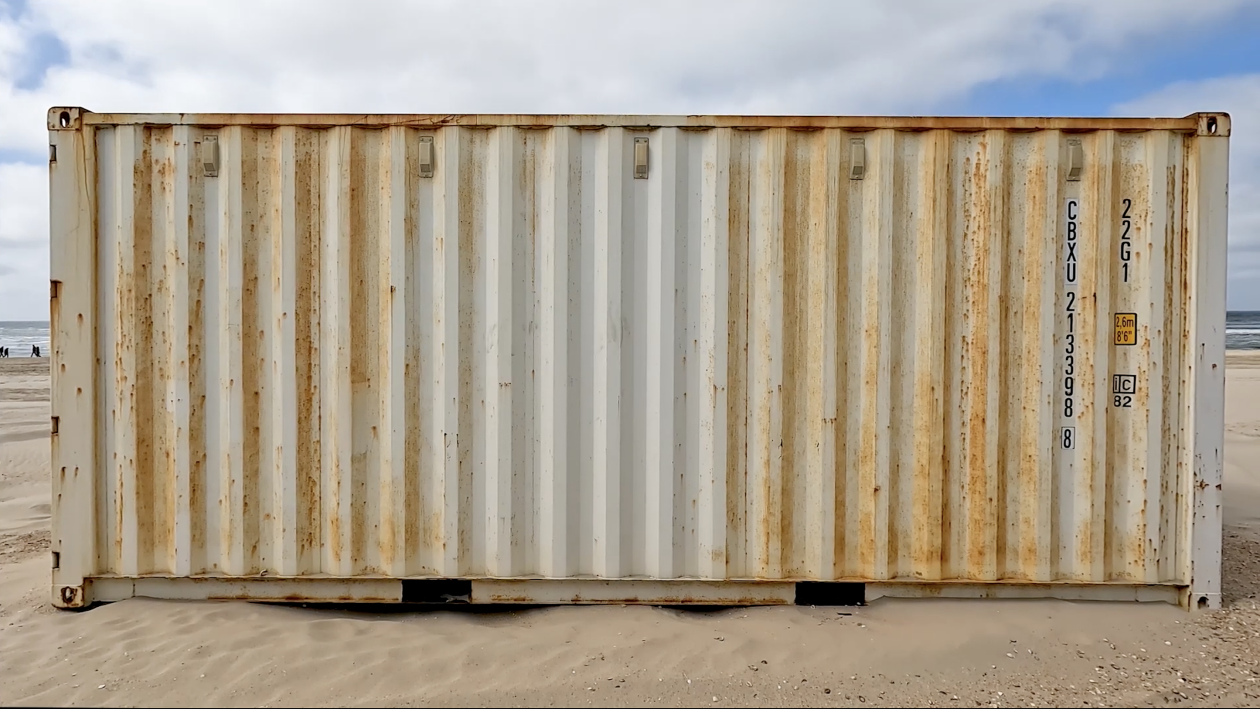 Witte container met roest polder buitendijkse pad 