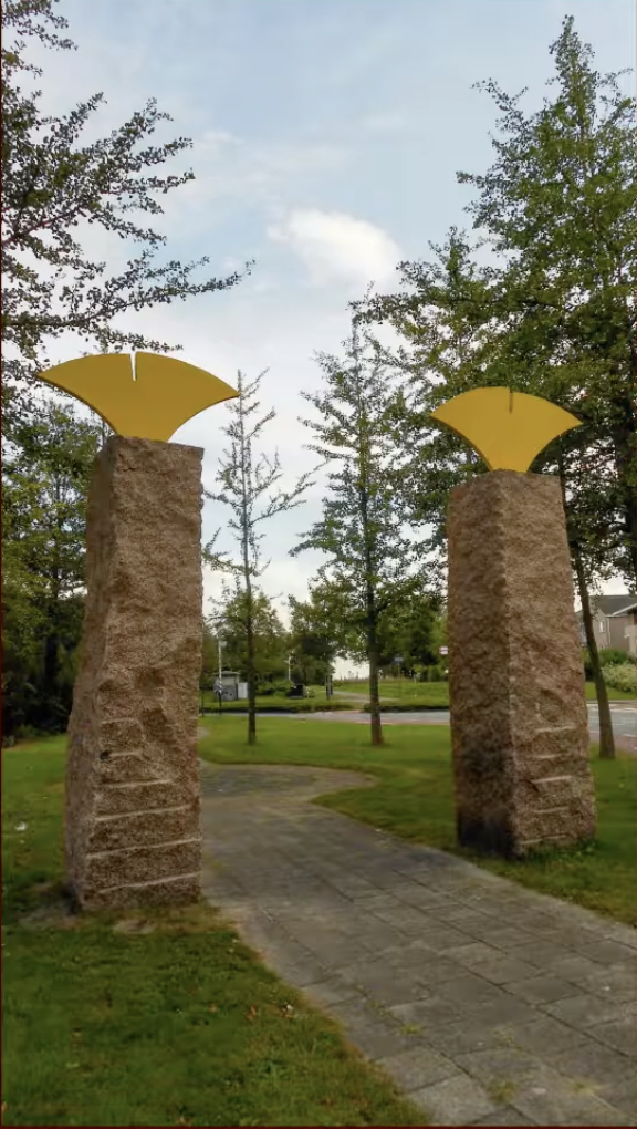 Twee ruwbehouwen zuilen van beige/roze natuursteen, elk bekroond met een goudkleurig, waaiervormig metalen element met een verticale inkeping in het midden, doet denken aan een ginkgoblad of vogelvorm.